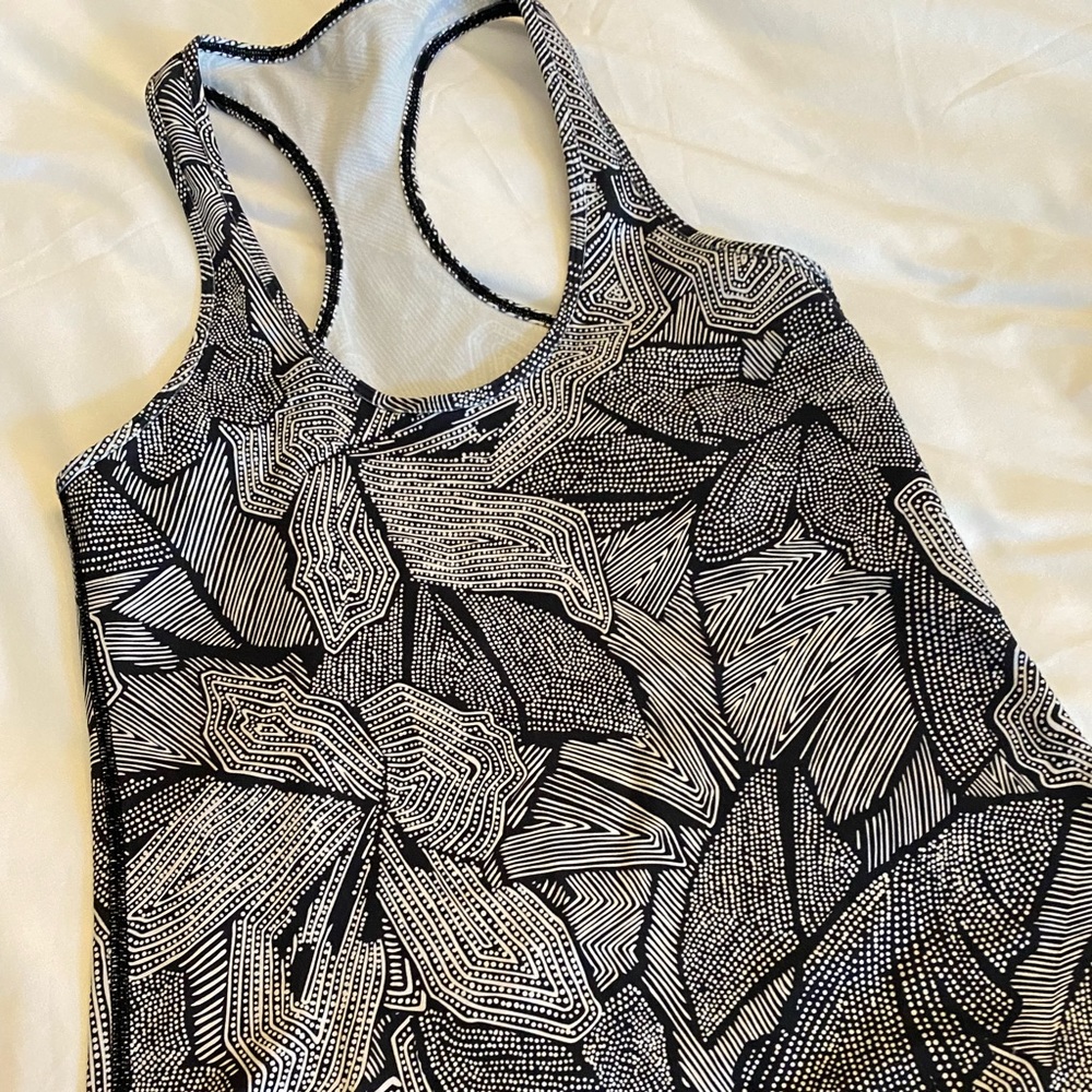 LuLu black and white top